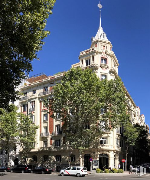 Oficina en alquiler en Calle Velázquez, 10, Salamanca, Madrid, 28001 con coche, edificio, cielo, día, árbol, planta, rueda, vehículo, diseño urbano y sobresaliente alrededor