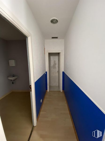 Local en venta en Calle Calderón, Barajas, Madrid, 28042 con puerta, lámpara, accesorio, suelos, suelo, pared, asa, pintura, edificio y azul eléctrico alrededor