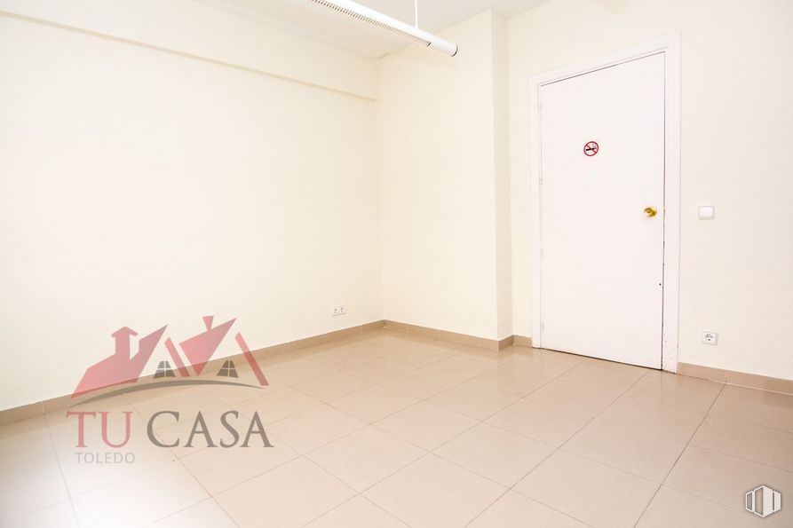 Office for rent at Carretera de la Peraleda, Toledo, 45004 with door, wood, fixture, flooring, interior design, floor, art, paint, hardwood, triangle and house around