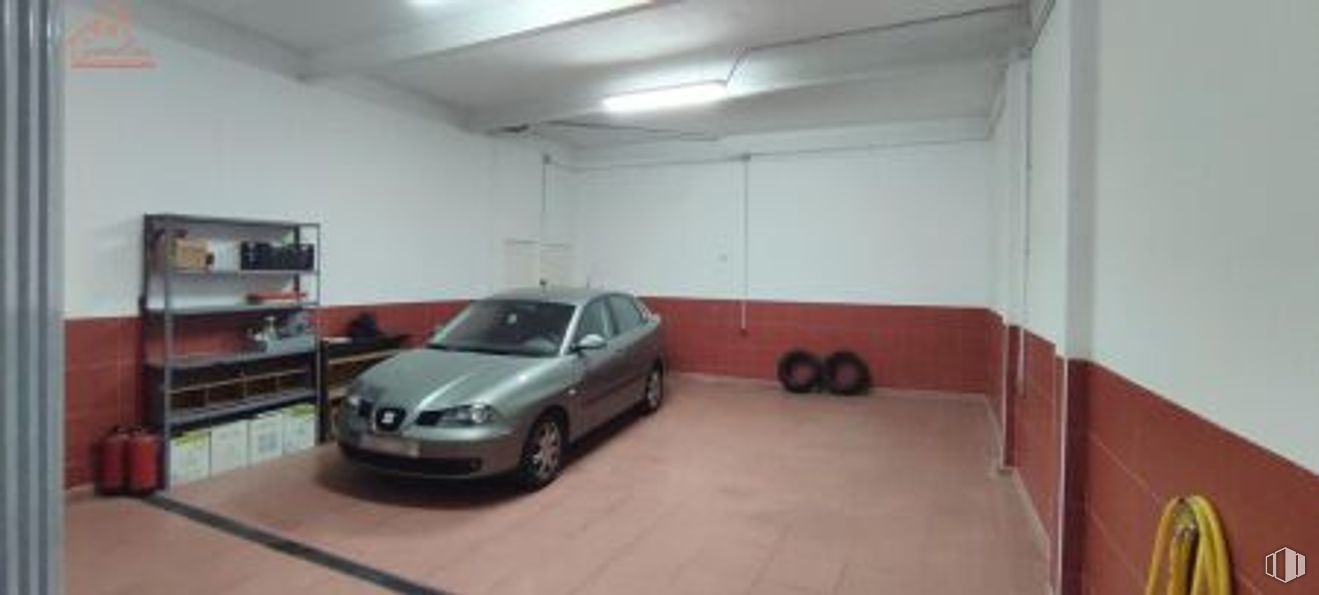 Retail for sale at Zona Puerta Bonita, Carabanchel, Madrid, 28025 with car, automotive lighting, automotive parking light, automotive tire, automotive tail & brake light, car door, parking, garage, hatchback and bumper around