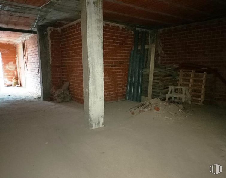 Retail for sale at Calle Pintor Blas Prado, Camarena, Toledo, 45180 with wood, floor, flooring, building material, brick, brickwork, house, hardwood, concrete and beam around