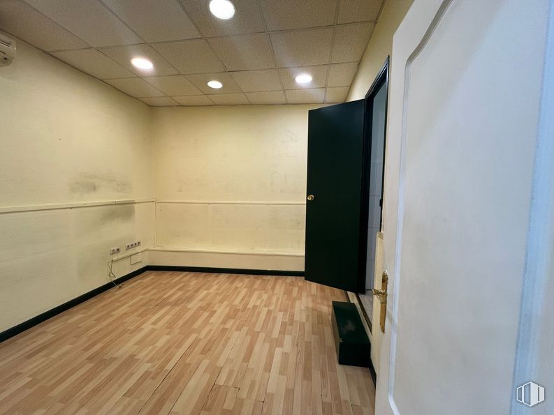 Retail for sale & for rent at Calle Alejandro Alonso Pena, Collado Villalba, Madrid, 28400 with building, wood, hall, house, interior design, flooring, floor, hardwood, ceiling and laminate flooring around