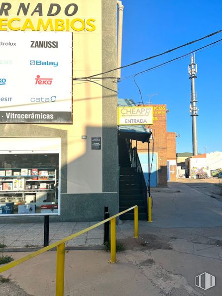 Oficina en alquiler en Calle Metales, 50, Humanes de Madrid, Madrid, 28970 con edificio, cielo, asfalto, superficie de la carretera, gas, electricidad, carretera, ciudad, fachada y área metropolitana alrededor