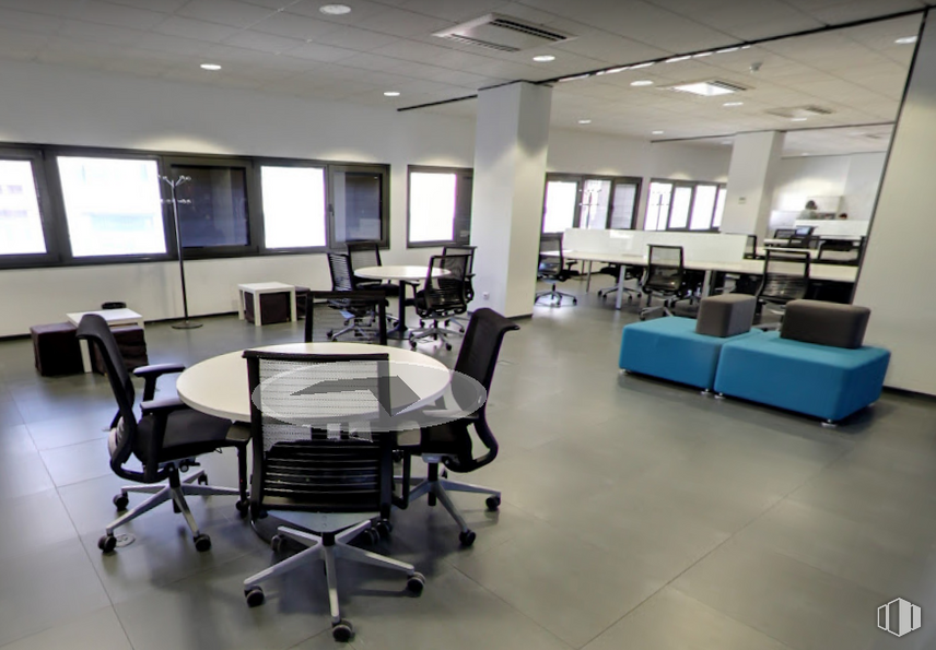 Oficina en alquiler en Calle Cidro, 3, Carabanchel, Madrid, 28044 con silla, mesa, mueble, propiedad, edificio, diseño de interiores, piso, pavimentos, silla de oficina y mesa de sala de conferencias alrededor