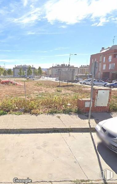 Land for sale at Núcleo urbano, Marchamalo, Guadalajara, 19180 with car, cloud, sky, plant, building, vehicle, road surface, asphalt, land lot and tree around