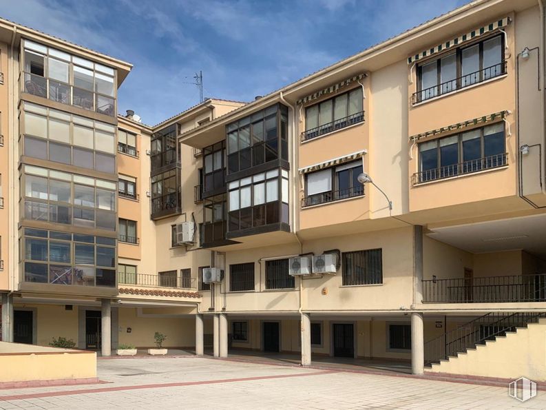 Local en venta en Paseo Santo Tomás, Ávila, 05003 con ventana, nube, edificio, cielo, durante el día, accesorio, diseño urbano, condominio, bloque de pisos y zona residencial alrededor