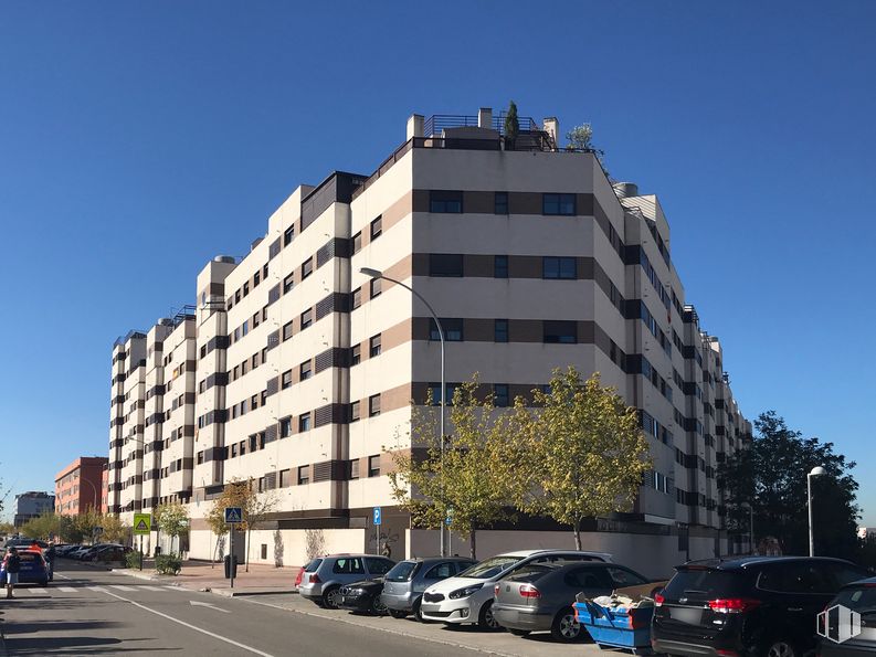 Local en alquiler y venta en Calle Puentedey, 5, Villa de Vallecas, Madrid, 28031 con coche, edificio, cielo, vehículo terrestre, rueda, neumático, día, propiedad, vehículo y ventana alrededor