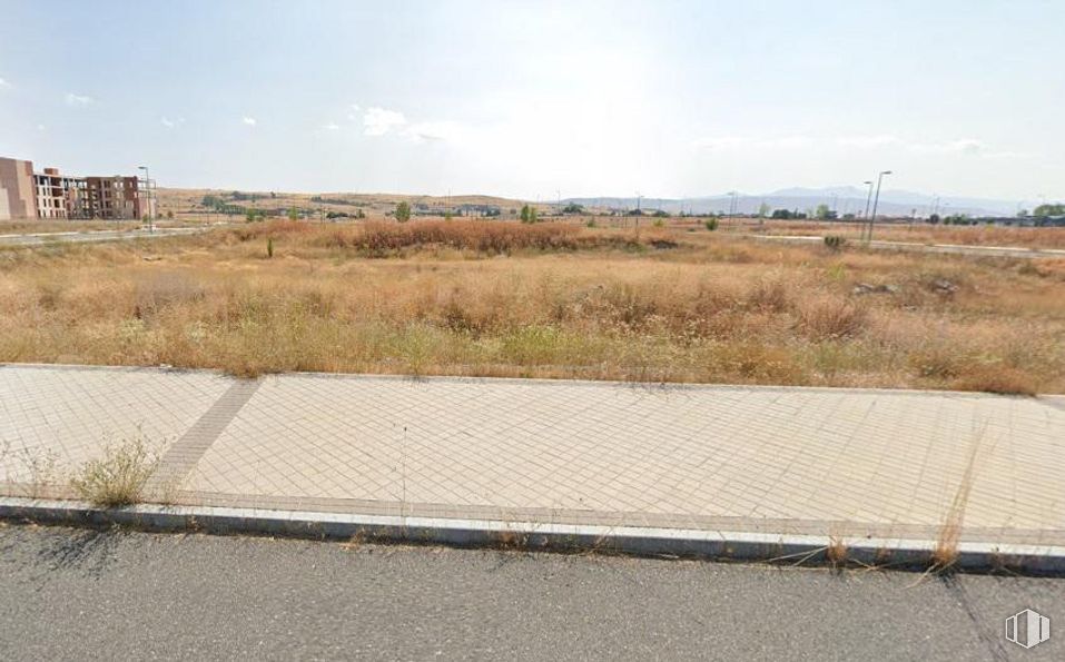 Land for sale at Calle Juan Aurelio Sánchez Tadeo, Ávila, 05002 with building, cloud, sky, plant, ecoregion, wire fencing, land lot, asphalt, road surface and grass around