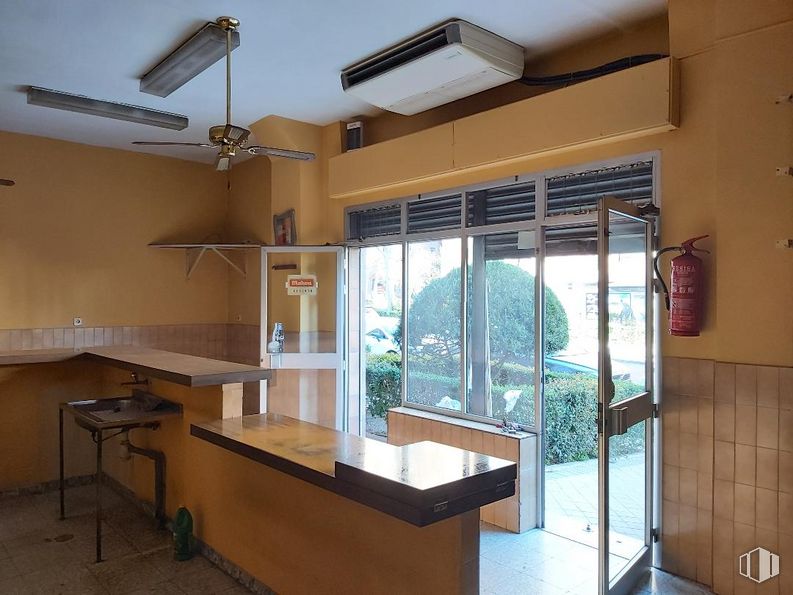 Retail for sale at Calle Puerto Serrano, 3, Arganzuela, Madrid, 28045 with ceiling fan, table, lighting, property, cabinetry, furniture, countertop, plant, building and wood around