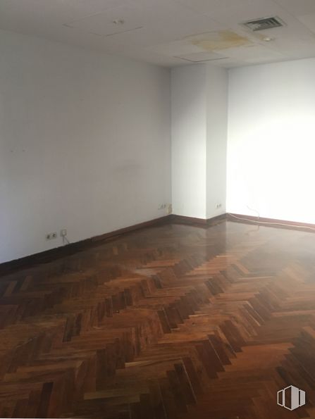 Oficina en alquiler en Calle Orense, Tetuán, Madrid, 28020 con marrón, madera, piso, suelo, pintura, tinte para madera, material compuesto, madera dura, accesorio y material de construcción alrededor