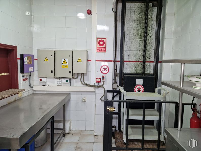 Industrial for sale & for rent at Calle San Erasmo, Villaverde, Madrid, 28021 with table, furniture, cabinetry, kitchen, sink, countertop, floor, building, chair and flooring around