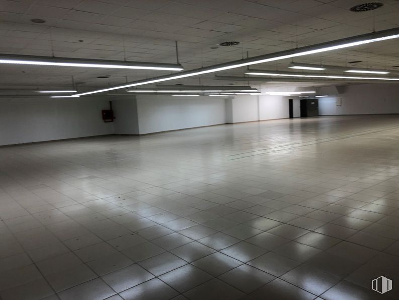 Retail for sale & for rent at Calle Toledo, 17, Sonseca, Toledo, 45100 with fixture, flooring, floor, hall, line, composite material, tints and shades, ceiling, parking and concrete around