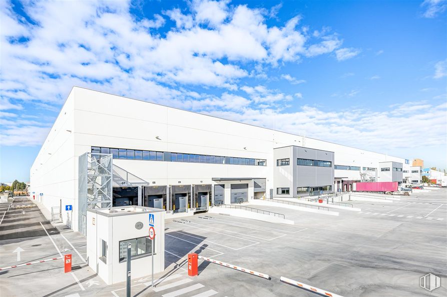 Industrial for rent at Factory, Fase I, Calle San Cesáreo, 6, Villaverde, Madrid, 28021 with cloud, sky, asphalt, gas, facade, parking, commercial building, city, building and composite material around