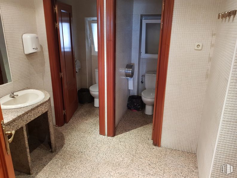 Retail for sale at Calle Real, 236, Corral de Almaguer, Toledo, 45880 with sink, toilet, mirror, building, tap, plumbing fixture, bathroom sink, wood, bathroom and fixture around