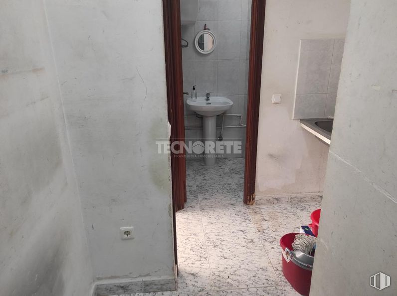 Retail for rent at Zona Manantiales, Guadalajara, 19004 with sink, plumbing fixture, bathroom sink, tap, bathroom, floor, grey, fixture, flooring and toilet around