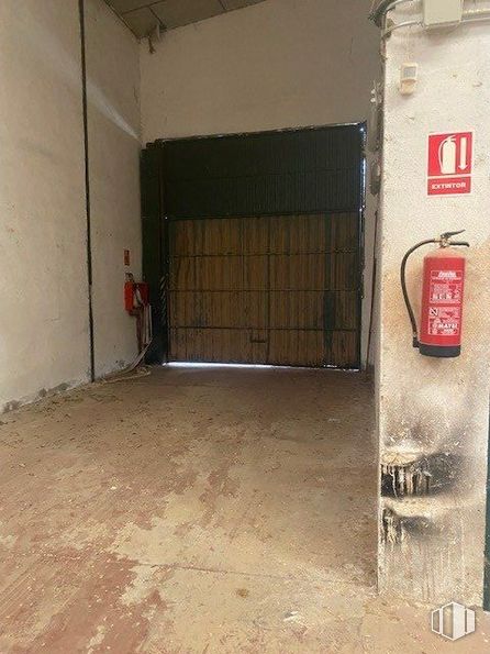 Nave en venta en Calle Marineras, Ajalvir, Madrid, 28864 con teléfono, accesorio, puerta de garaje, ladrillo, albañilería, material compuesto, gas, suelo, tintes y sombras y madera alrededor