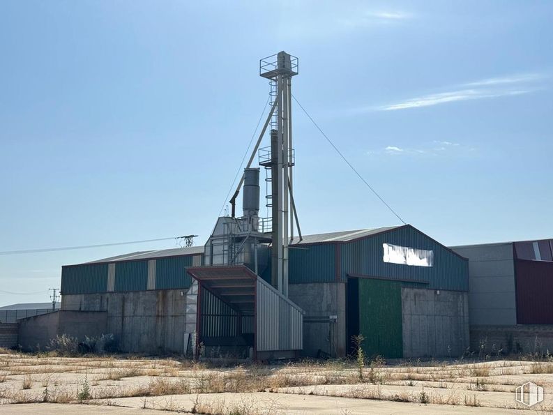 Industrial for sale at Calle Capitán Sánchez Cabezudo, Malpica de Tajo, Toledo, 45692 with sky, cloud, electricity, overhead power line, rural area, gas, asphalt, landscape, plant and facade around