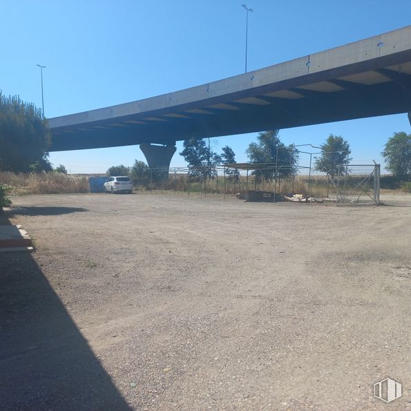 Nave en venta en Zona industrial, Fuenlabrada, Madrid, 28944 con puente, cielo, sombra, superficie de la carretera, árbol, asfalto, puente de vigas, material compuesto, carretera y puente de hormigón alrededor