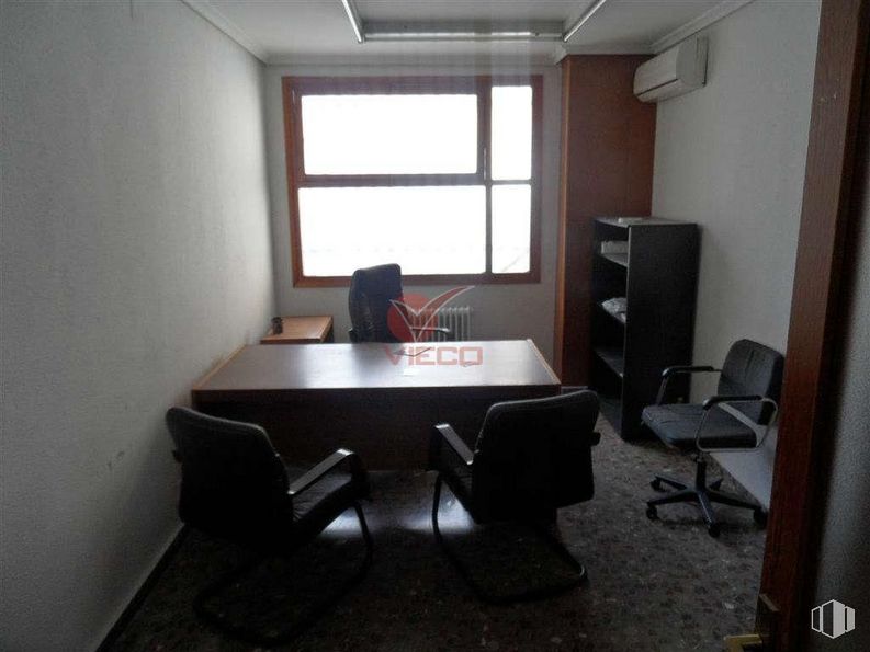 Retail for sale & for rent at Zona Centro, Cuenca, 16004 with chair, window, table, furniture, building, office chair, desk, interior design, wood and house around