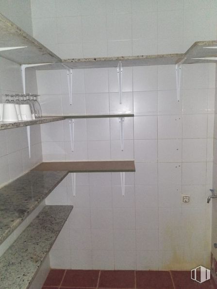 Retail for sale & for rent at Zona céntrica, Quintanar de la Orden, Toledo, 45800 with flooring, floor, shelving, building material, tile, shelf, tile flooring, plywood and aluminium around