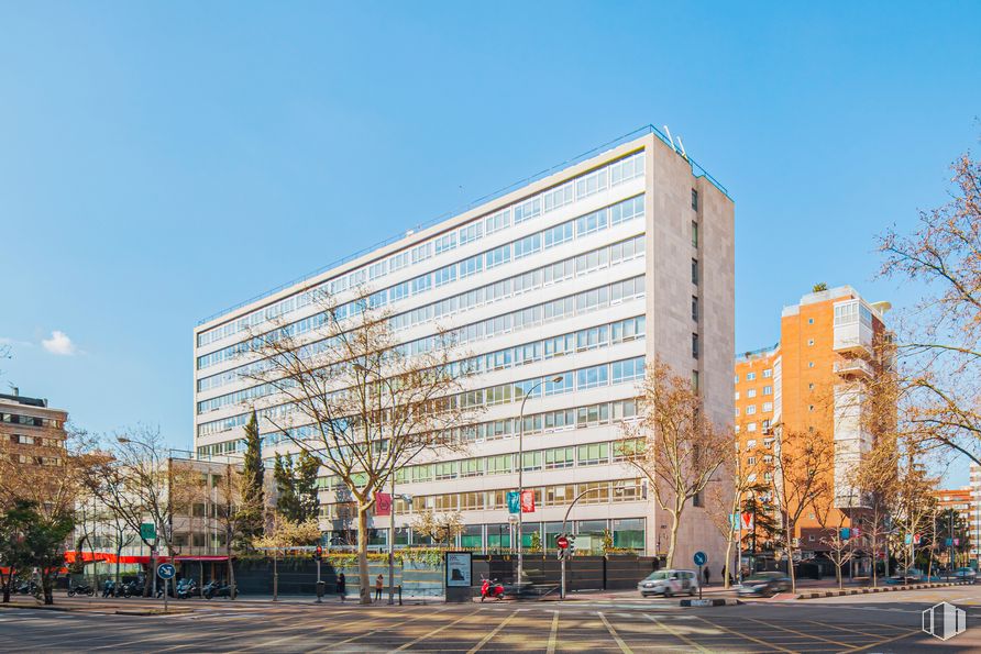 Oficina en alquiler en Edificio MM39, Calle María de Molina, 39, Chamartín, Madrid, 28006 con edificio, cielo, árbol, bloque de torre, diseño urbano, condominio, barrio, edificio comercial, zona residencial y fachada alrededor