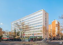 Office for rent at Edificio MM39, Calle María de Molina, 39, Chamartín, Madrid, 28006 with building, sky, tree, tower block, urban design, condominium, neighbourhood, commercial building, residential area and facade around