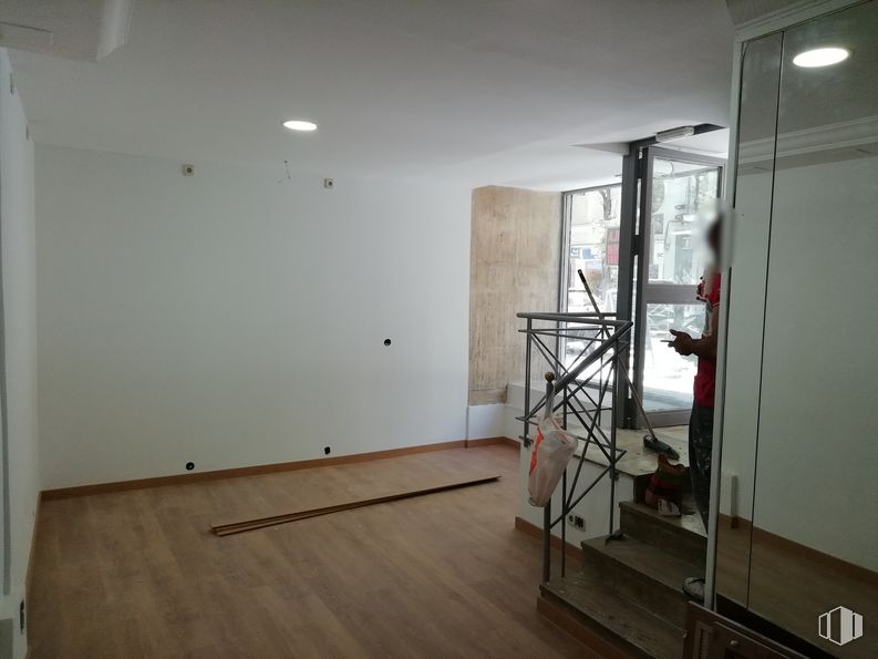 Local en venta en Calle Gaztambide, 26, Chamberí, Madrid, 28015 con persona, accesorio, edificio, madera, suelo, piso, pasillo, techo, madera y espacio alrededor