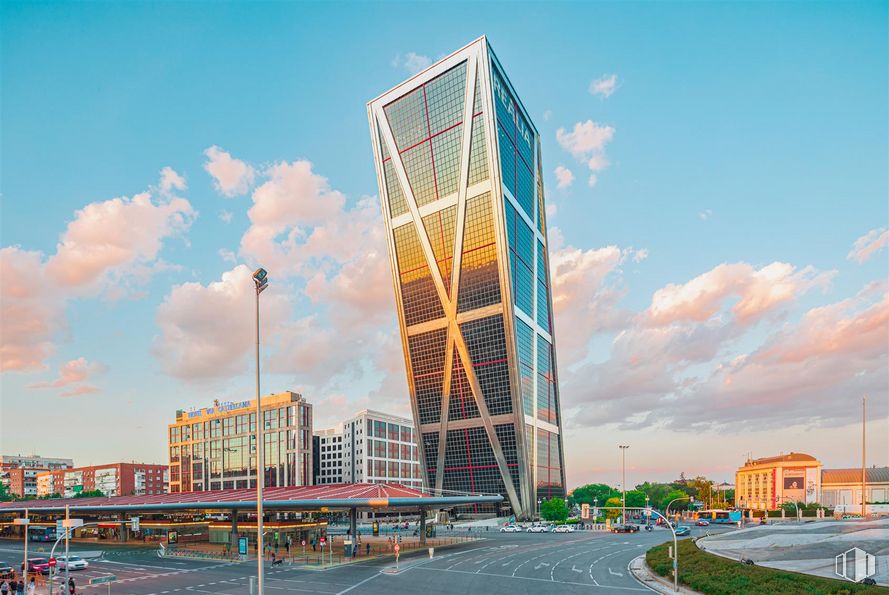 Oficina en alquiler en TORRE REALIA \ The Icon, Paseo Castellana, 216, Chamartín, Madrid, 28046 con edificio, nube, cielo, torre, infraestructura, bloque de pisos, rascacielos, diseño urbano, condominio y paisaje urbano alrededor