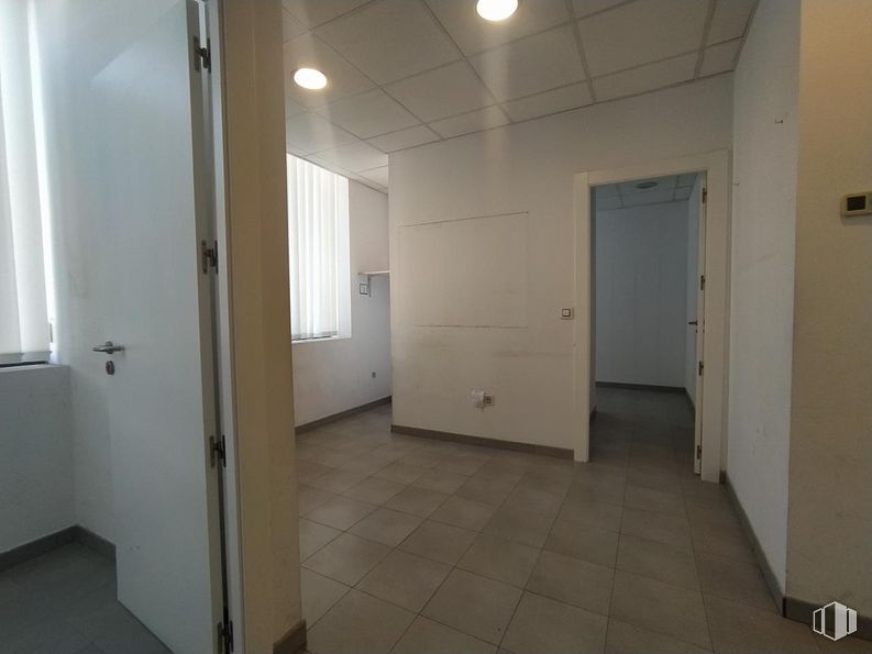 Retail for rent at Avenida Portugal, Ávila, 05001 with door, fixture, building, wood, floor, flooring, house, handle, ceiling and glass around