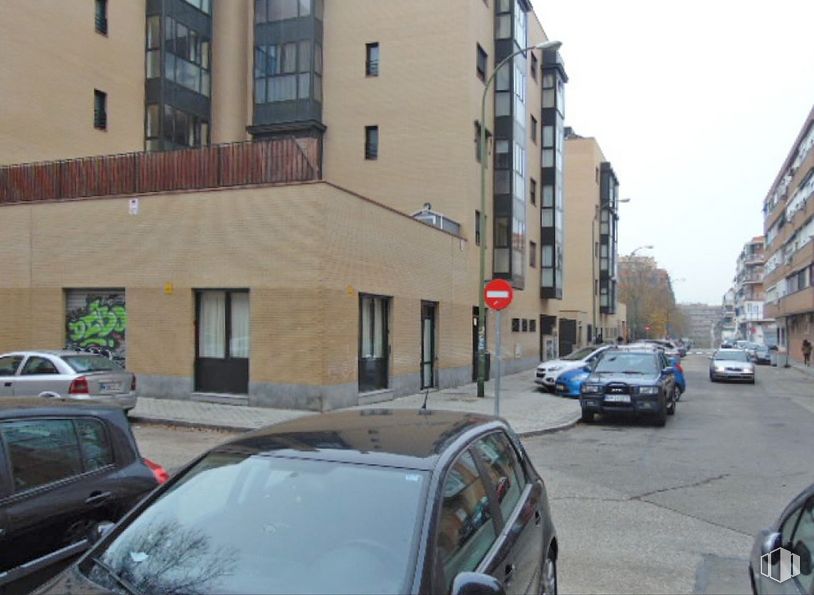 Local en venta en Calle Llanos de Escudero, 54, Ciudad Lineal, Madrid, 28017 con coche, edificio, ventana, luz de estacionamiento automotriz, vehículo terrestre, rueda, vehículo, neumático, espejo retrovisor lateral automotriz y infraestructura alrededor