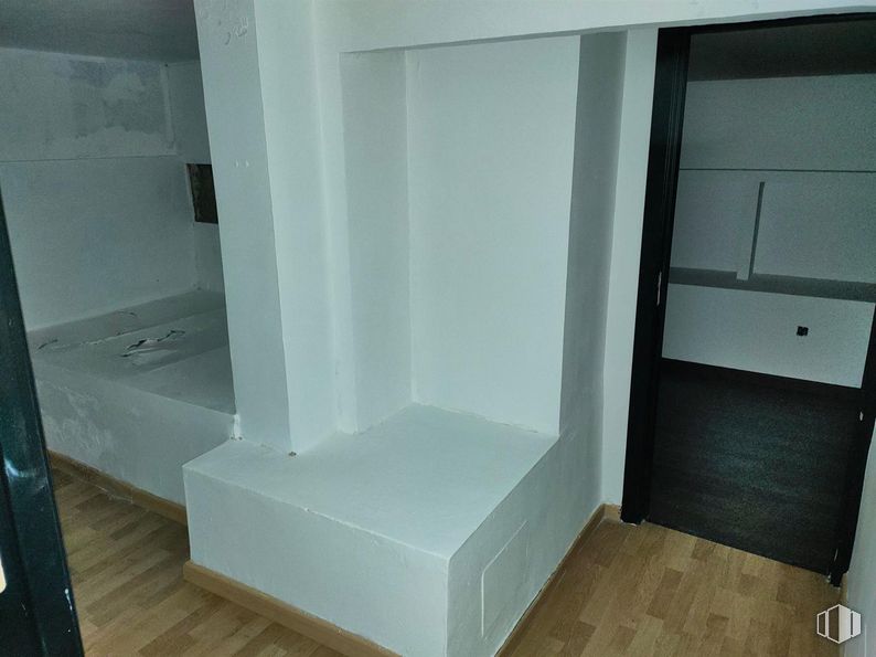 Local en venta en Calle Alicante, Getafe, Madrid, 28903 con mueble, accesorio, madera, suelo, suelos, tinte para madera, madera dura, estantería, suelo de baldosas y estante alrededor