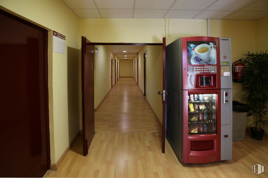 Oficina en alquiler en Calle San Jaime, 1, Villa de Vallecas, Madrid, 28031 con refrigerador, planta de interior, propiedad, edificio, accesorio, mediante, diseño de interiores, madera, suelo, piso y estantería alrededor