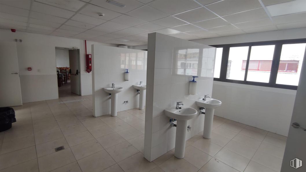 Industrial for rent at Calle Hierro, Torrejón de Ardoz, Madrid, 28850 with sink, window, flooring, floor, interior design, composite material, ceiling, tile, plumbing fixture and plumbing around