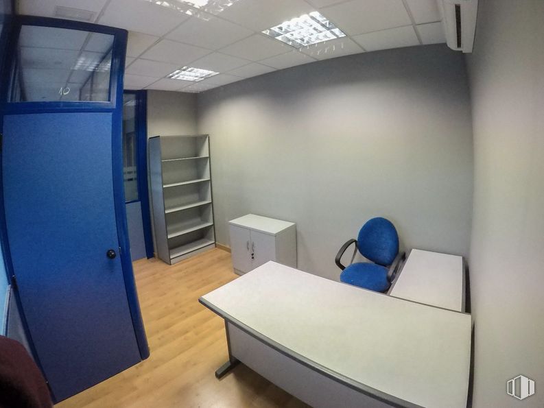 Office for rent at Calle Ramón y Cajal, 90, Arroyomolinos, Madrid, 28939 with table, furniture, building, blue, wood, interior design, desk, floor, house and flooring around