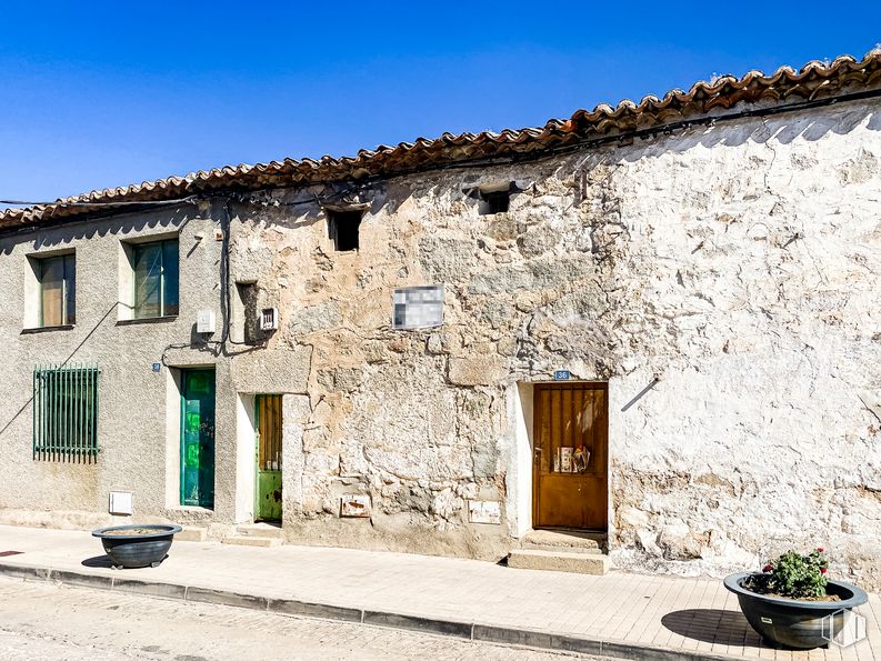 Land for sale at Calle Mayor, 36, Navas del Rey, Madrid, 28695 with flowerpot, door, window, sky, building, plant, house, wood, houseplant and wall around