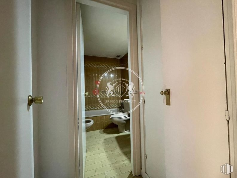 Oficina en alquiler en Calle Añastro, Ciudad Lineal, Madrid, 28033 con manija de la puerta, suelos, suelo, puerta, puerta de casa, tinte para madera, cerrojo muerto, ferretería doméstica, suelo de baldosas y azulejo alrededor