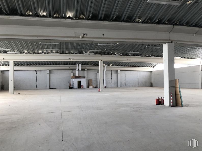 Industrial for sale at San Crispín - La Estación Consorcio, Colmenar Viejo, Madrid, 28770 with flooring, floor, ceiling, composite material, hall, concrete, fluorescent lamp, column, shade and building material around