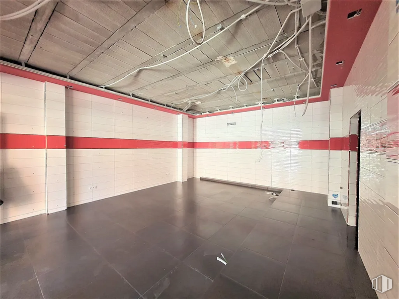 Retail for rent at Calle Zaragoza, 21, Guadalajara, 19005 with field house, building, floor, flooring, ceiling, composite material, fixture, hall, tints and shades and symmetry around