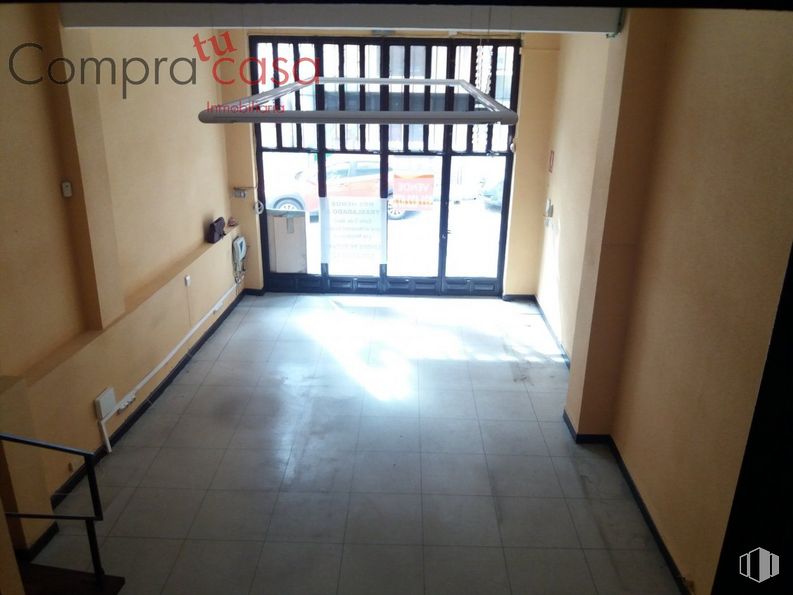 Retail for sale at Calle Teniente Ochoa, Segovia, 40002 with building, window, fixture, house, wood, flooring, floor, hardwood, door and glass around