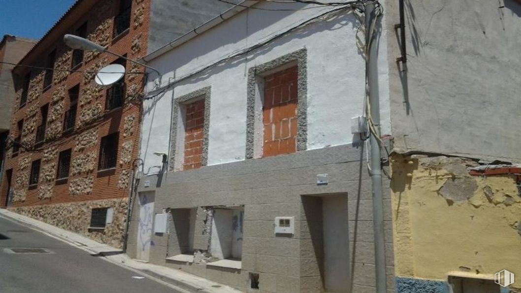 Suelo en venta en Calle Nuestra Señora de las Nieves, 29, Toledo, 45006 con ventana, edificio, puerta, madera, zona residencial, accesorio, cielo, fachada, ciudad y casa alrededor