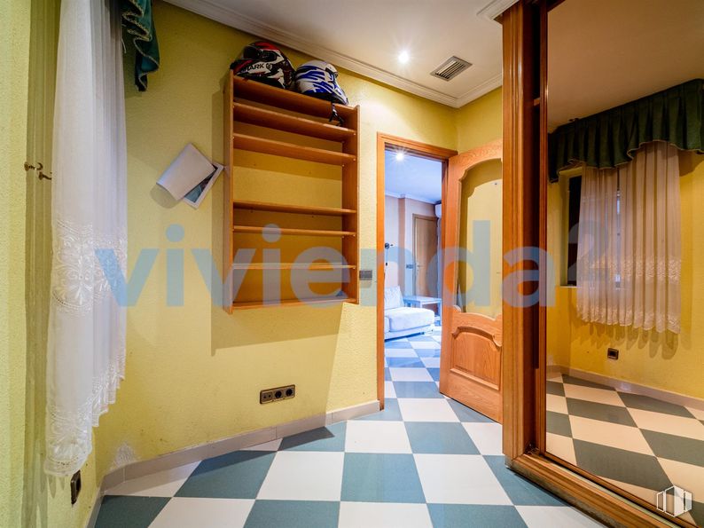 Local en venta en Calle Amador Valdés, Ciudad Lineal, Madrid, 28017 con propiedad, accesorio, azure, madera, interiorismo, suelo, suelos, puerta, suelo de baldosas y edificio alrededor