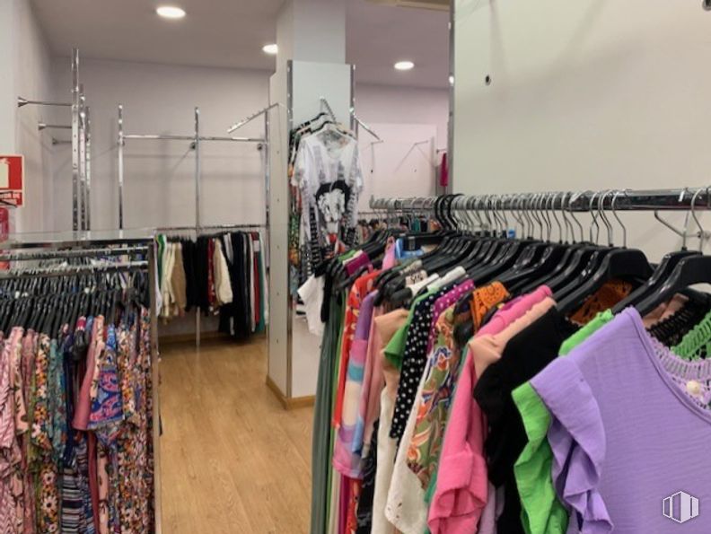 Local en alquiler y venta en Calle Marroquina, Moratalaz, Madrid, 28030 con ropa, estante, percha, textil, camiseta, estantería, ropa deportiva, venta al por menor, armario y diseño de moda alrededor