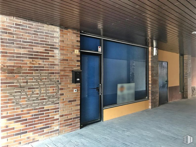 Local en venta en Edificio Oro, Calle Nogal, 3, Torrelodones, Madrid, 28250 con puerta, edificio, albañilería, ladrillo, sombra, accesorio, madera, suelos, fachada y material de construcción alrededor