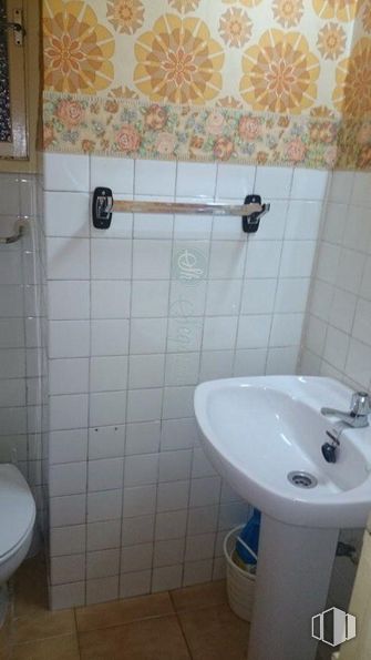 Oficina en venta en Avenida Acueducto, Segovia, 40001 con fregadero, accesorios de fontanería, propiedad, fotografía, morado, cuarto de baño, azul, negro, lavabo y interiorismo alrededor