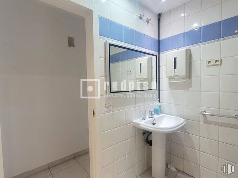 Local en alquiler en Calle Porto Lagos, Alcorcón, Madrid, 28924 con fregadero, espejo, grifo, propiedad, accesorios de fontanería, lavabo, cuarto de baño, edificio, morado y accesorio alrededor