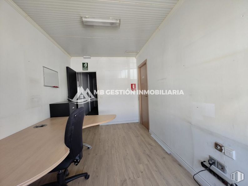 Industrial for sale at Polígono Industrial Villa Azaña, Numancia de la Sagra, Toledo, 45230 with chair, desk, property, fixture, interior design, building, flooring, floor, hall and wood around