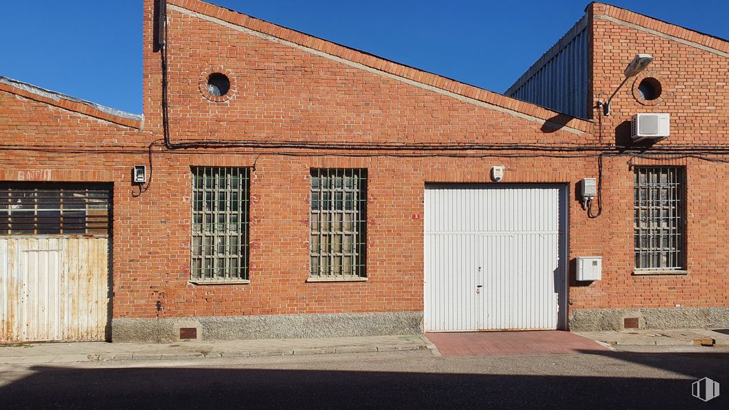 Industrial for sale at Calle Iridio, 3, Illescas, Toledo, 45200 with door, window, house, daytime, property, sky, wood, brick, brickwork and road surface around