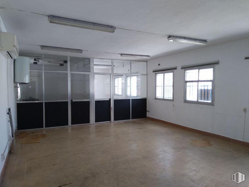 Industrial for rent at Calle Gamonal, 12, Villa de Vallecas, Madrid, 28031 with window, building, fixture, hall, wood, flooring, floor, ceiling, glass and hardwood around