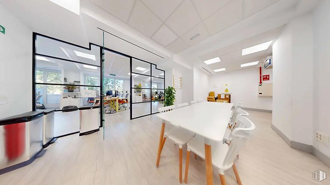 Oficina en alquiler en Paseo Castellana, Chamartín, Madrid, 28046 con mesa, silla, mesa de cocina y comedor, planta de interior, maceta, planta, interiorismo, suelos, suelo y estantería alrededor