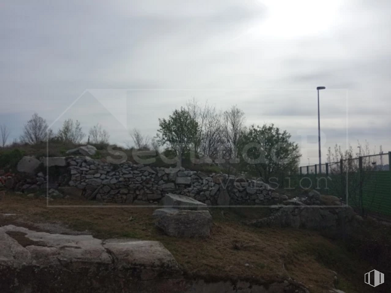 Land for sale at Calle Cruz Caídos, 12, Lozoyuela-Navas-Sieteiglesias, Madrid, 28752 with street light, sky, cloud, plant, tree, land lot, landscape, electricity, overhead power line and road around